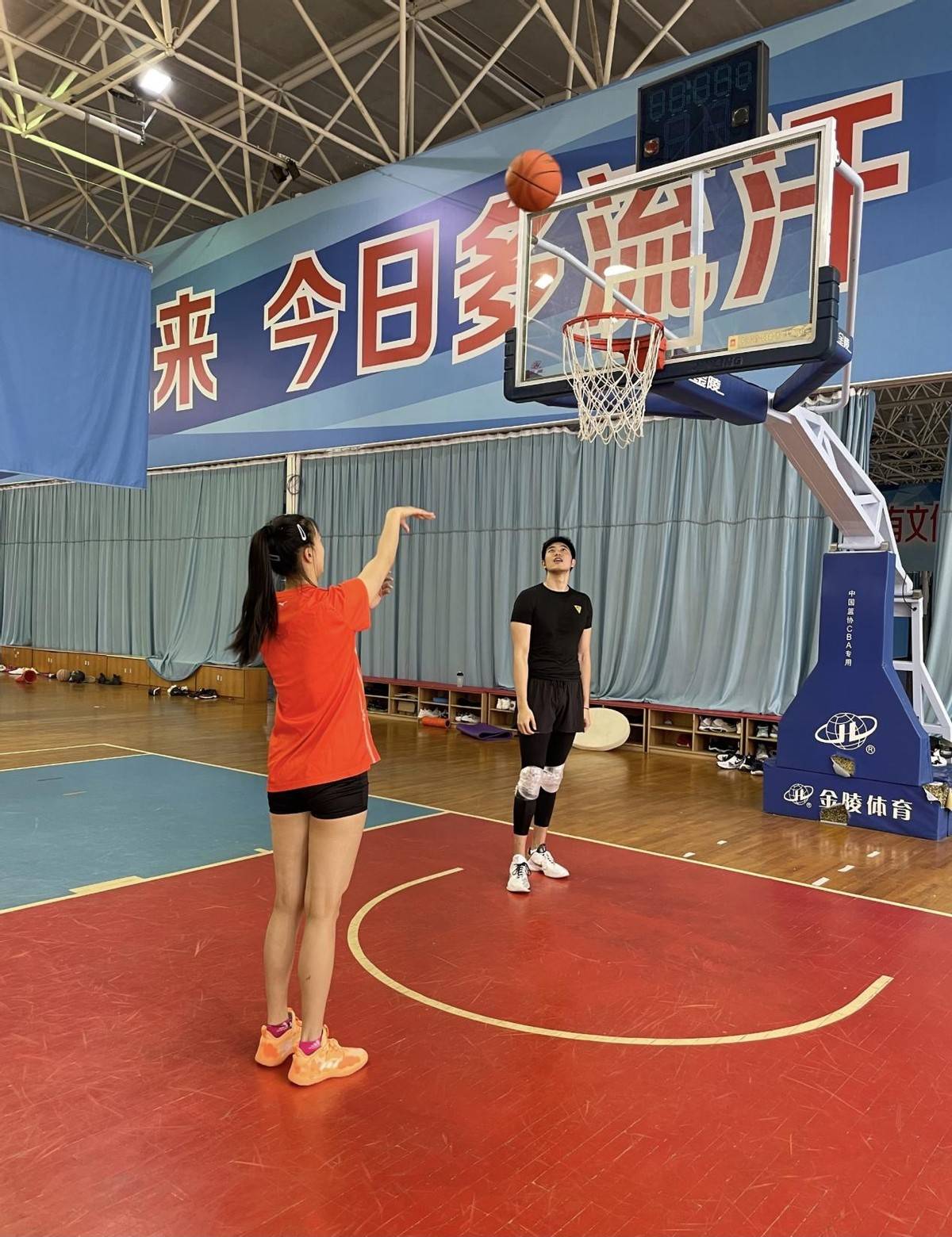 辽宁男篮“硬汉”娶回网球界气质女神！甜蜜求婚现场曝光的简单介绍